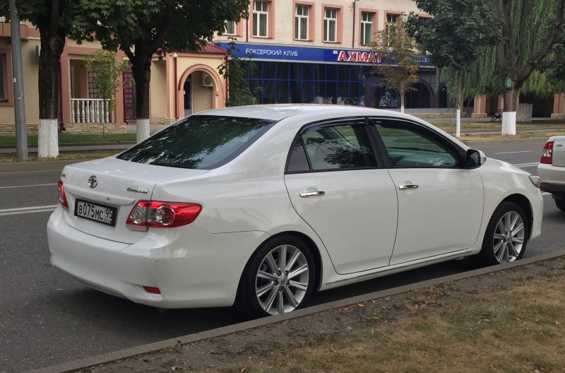 Toyota Corolla 2011 белая на дисках