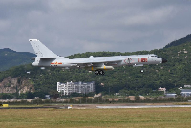 Китайский самолёт h-6j