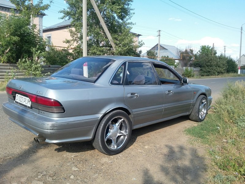 Фонарь задний левый Mitsubishi Sigma 3