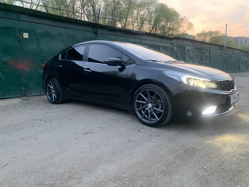 Kia Cerato 2013 черная на дисках r18