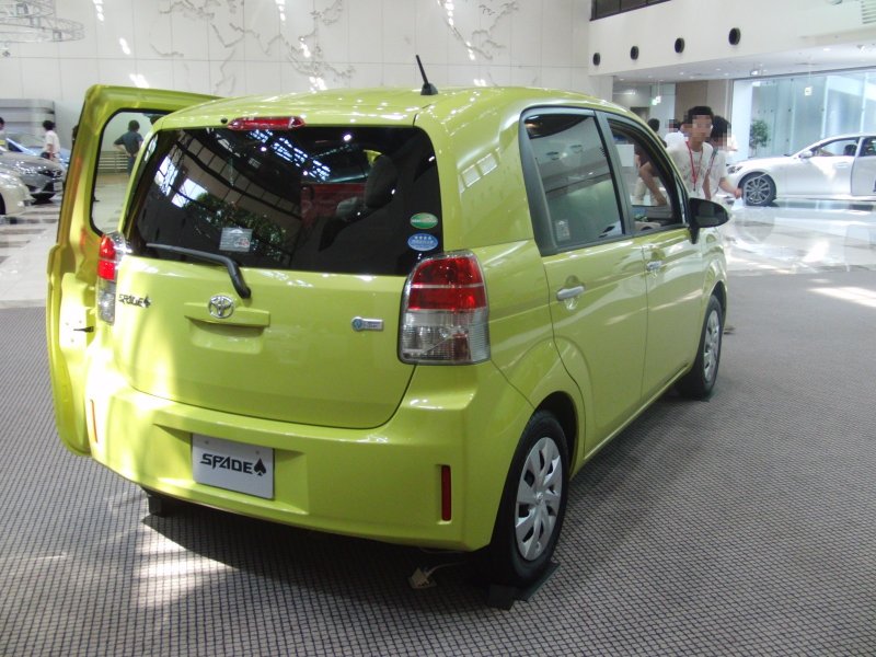 Toyota Spade 2012 желтый