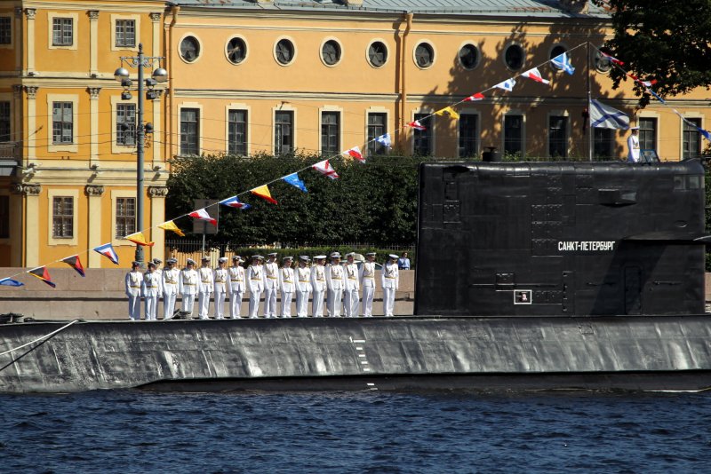 На параде ВМФ В Санкт Петербурге подводная лодка