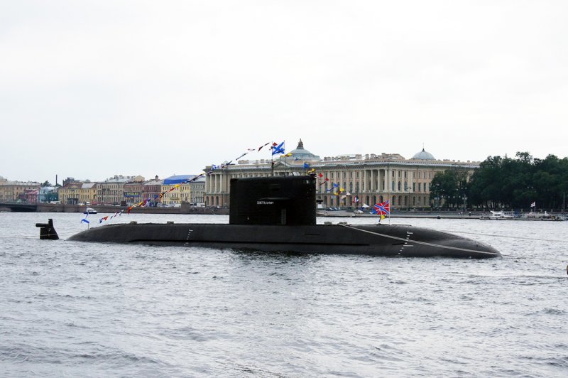 Дизельная подводная лодка на параде