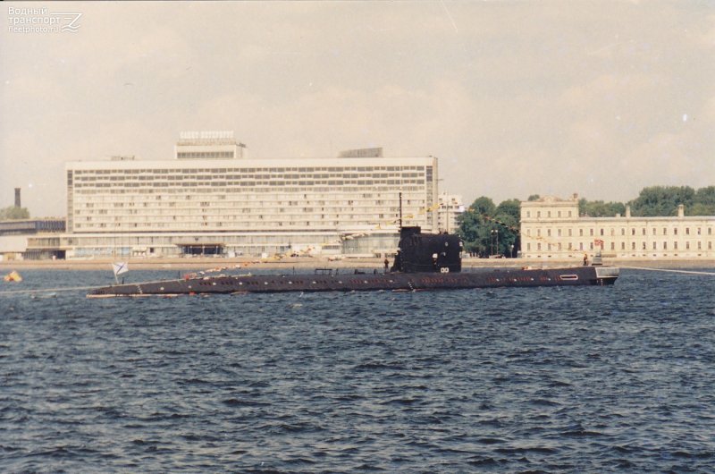 Б 440 на параде на Неве