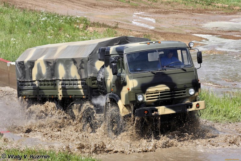 КАМАЗ 43114 военный в грязи