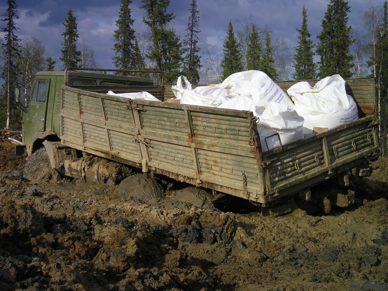 КАМАЗ В болоте