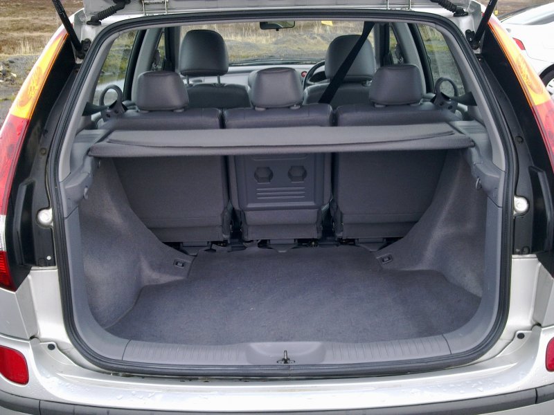 Nissan Almera Tino салон