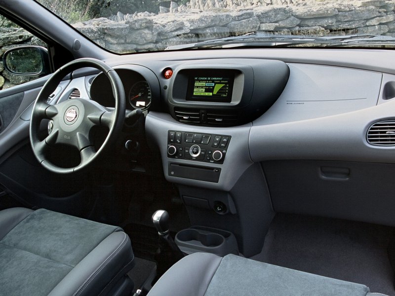 Nissan Almera Tino 2004