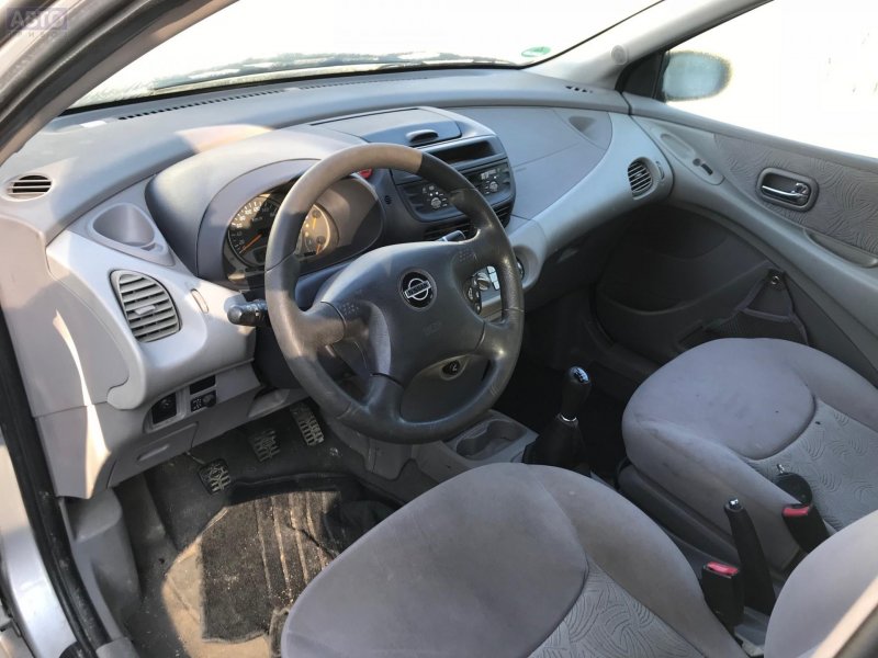 Nissan Tino 2001 салон