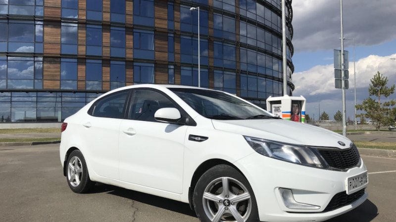 Киа Рио 1,6 белая