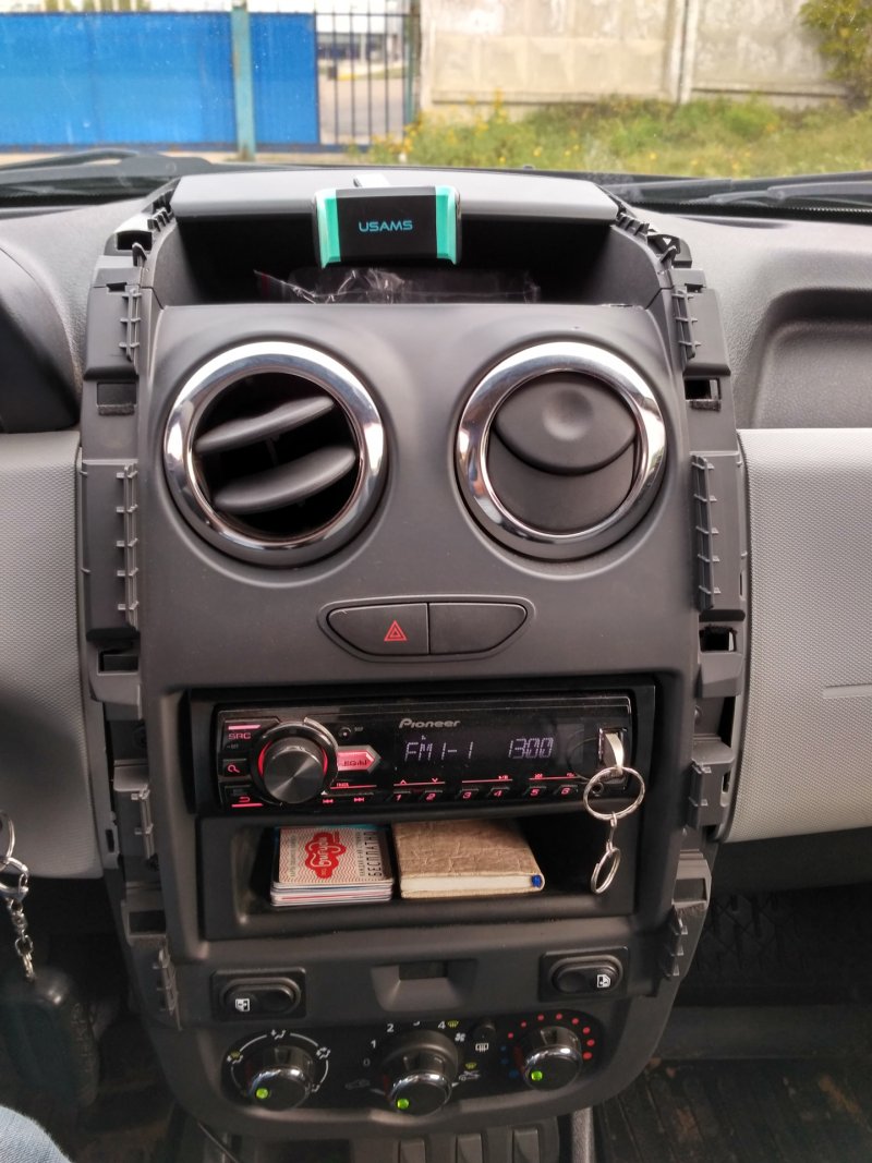 Renault Duster 2014 Центральная консоль
