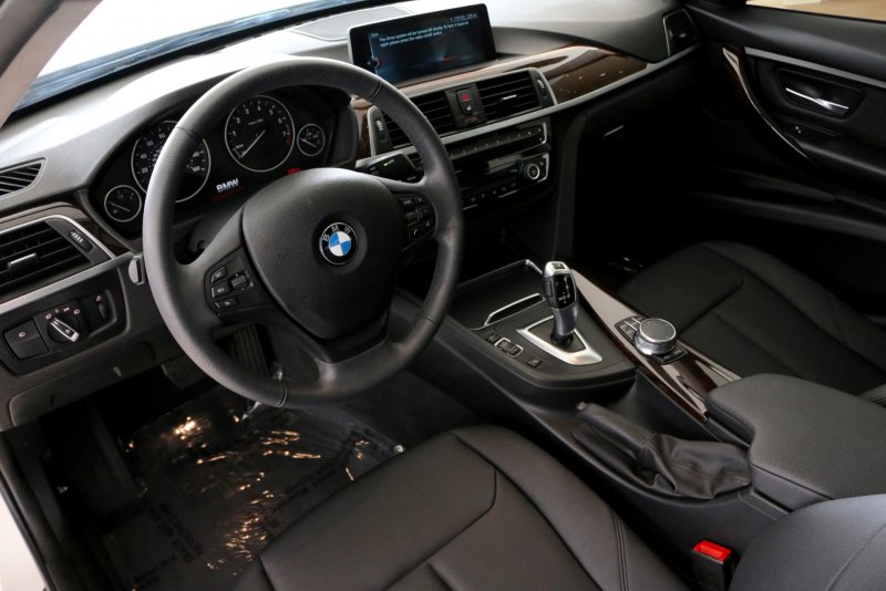 BMW 320i XDRIVE салон