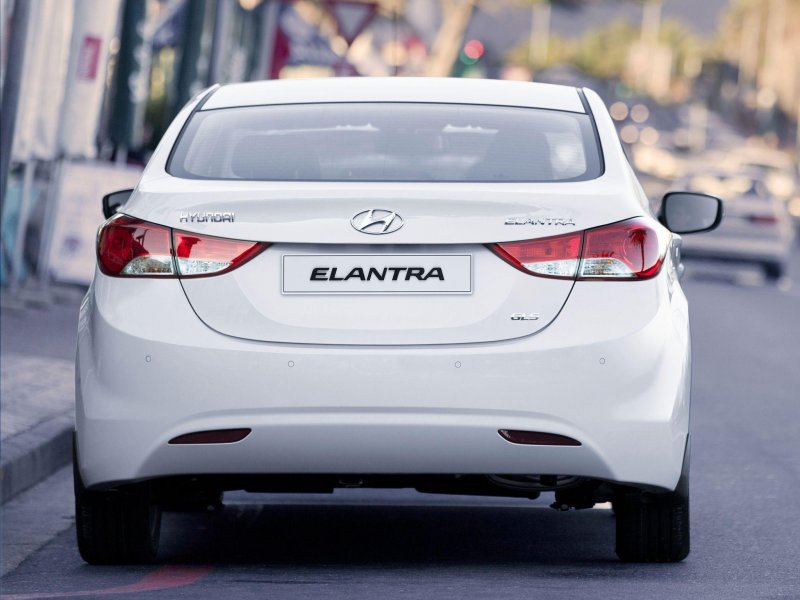 Hyundai Elantra сзади