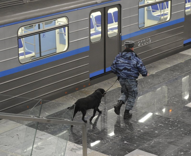 Зацепер, забравшийся на крышу вагона столичного метро,