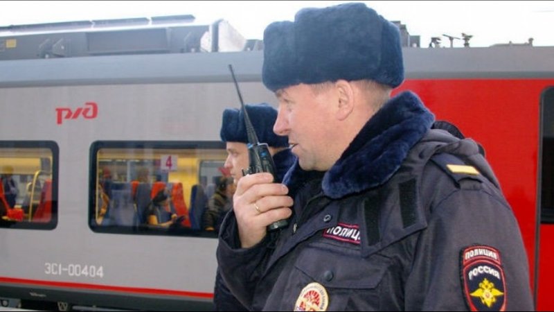 Сотрудники транспортной полиции