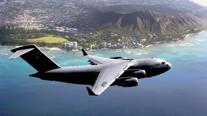 Boeing c-17 Globemaster III И истребитель