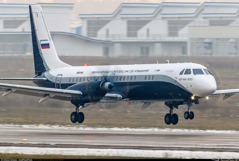 Турбовинтовой самолет ил-114