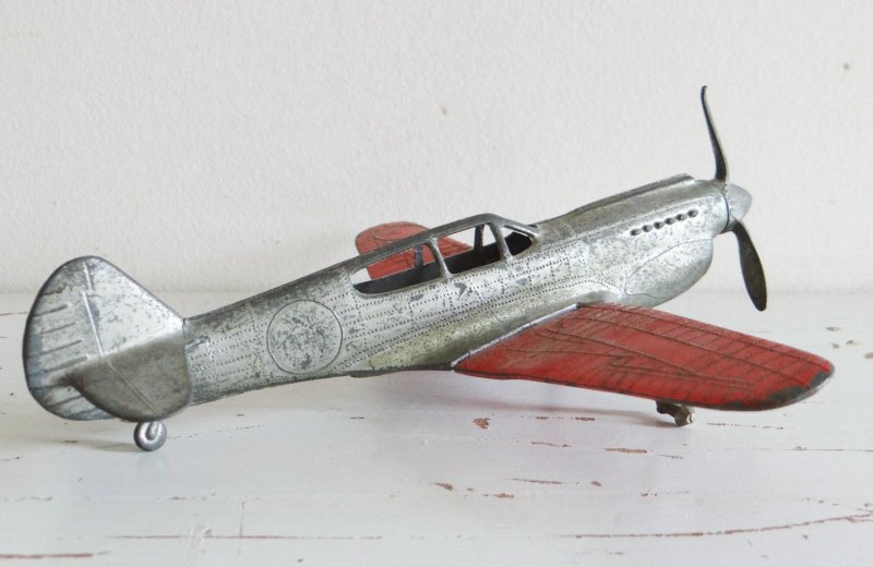 Антикварная игрушка самолета