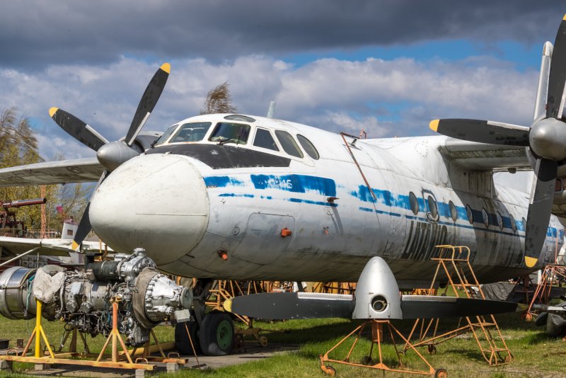 Турбовинтовой американский военно транспортный самолет
