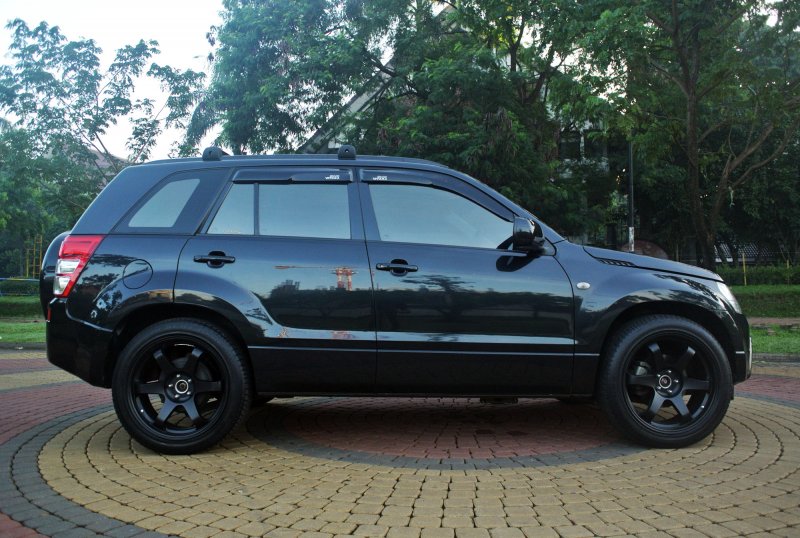 Suzuki Grand Vitara черные r18