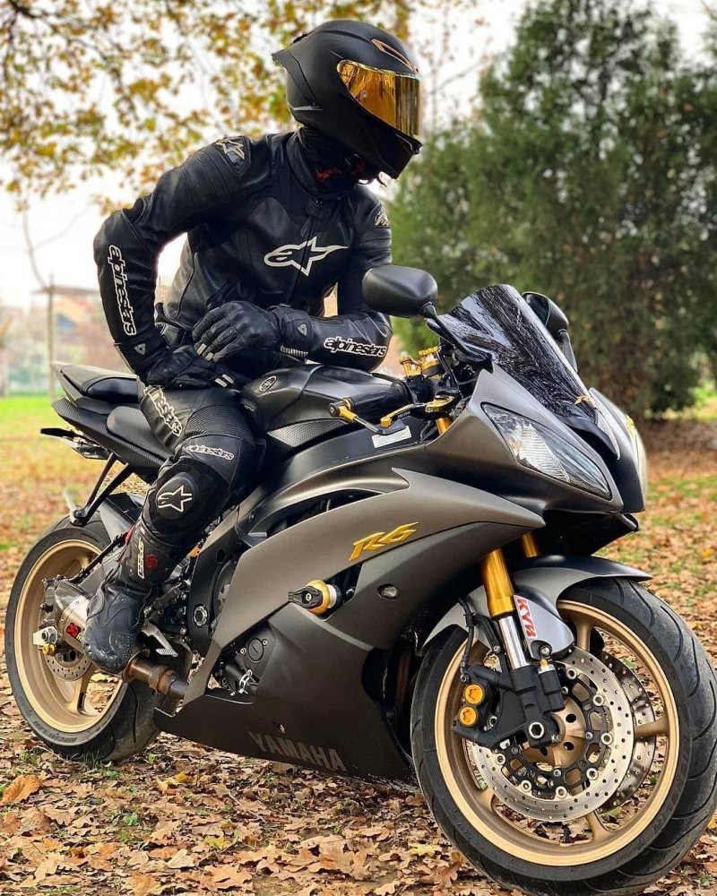 Байкер на Yamaha r6