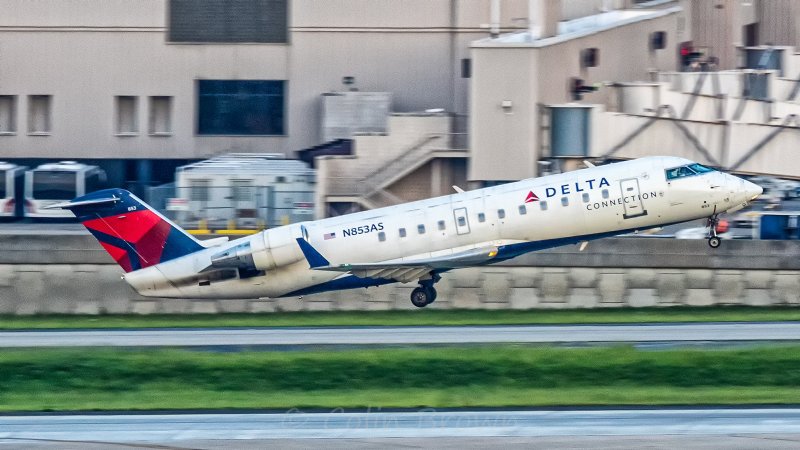 Самолет Митсубиси CRJ 100