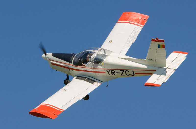 Самолет Zlin 42