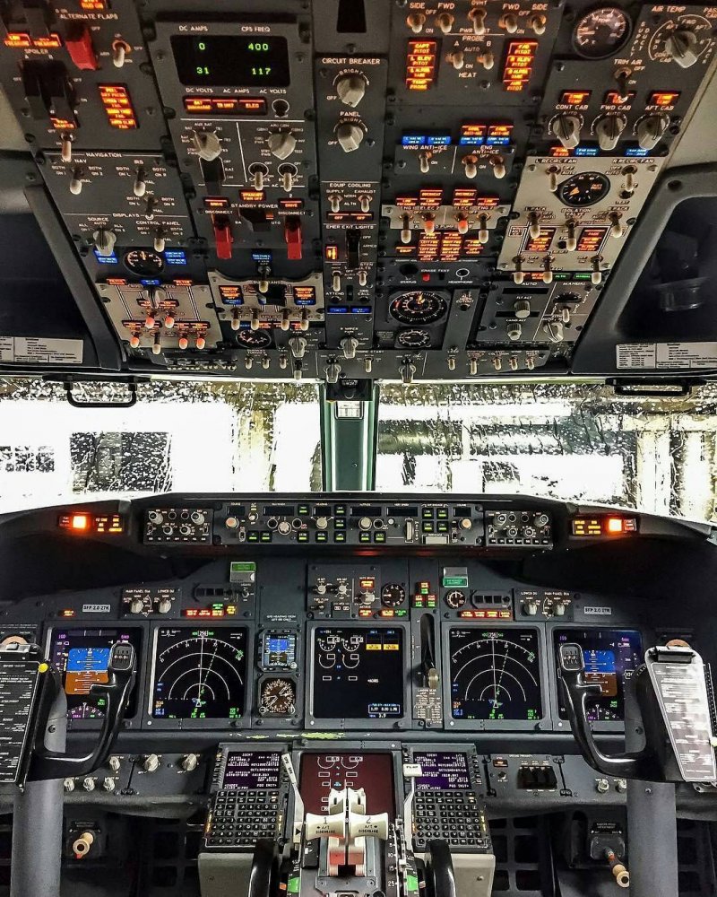 Боинг 737-800 кабина пилотов