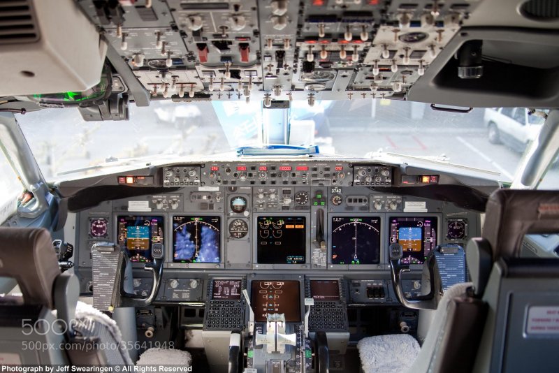 Кабина Боинг 737-800