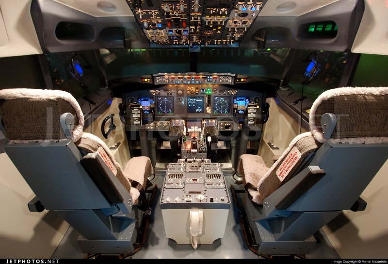 Кабина Airbus 737-800