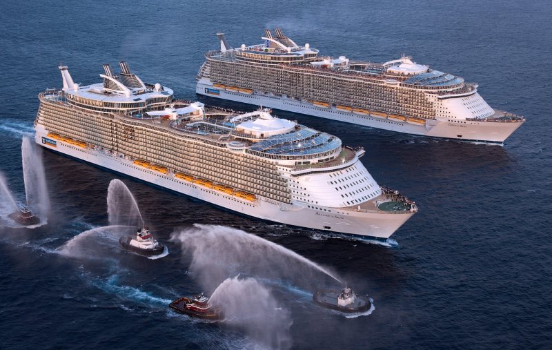 Круизный корабль "Allure of the Seas"