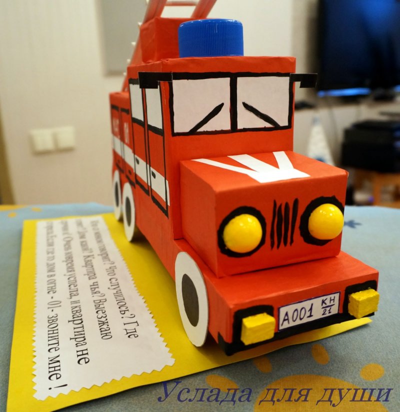 Пожарная машина из картона