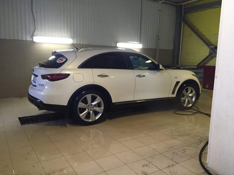 Белый Infiniti FX s51