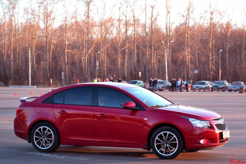 Шевроле Круз хэтчбек 2012 красный