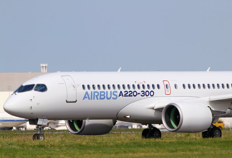 Бомбардир cs300 салон самолета