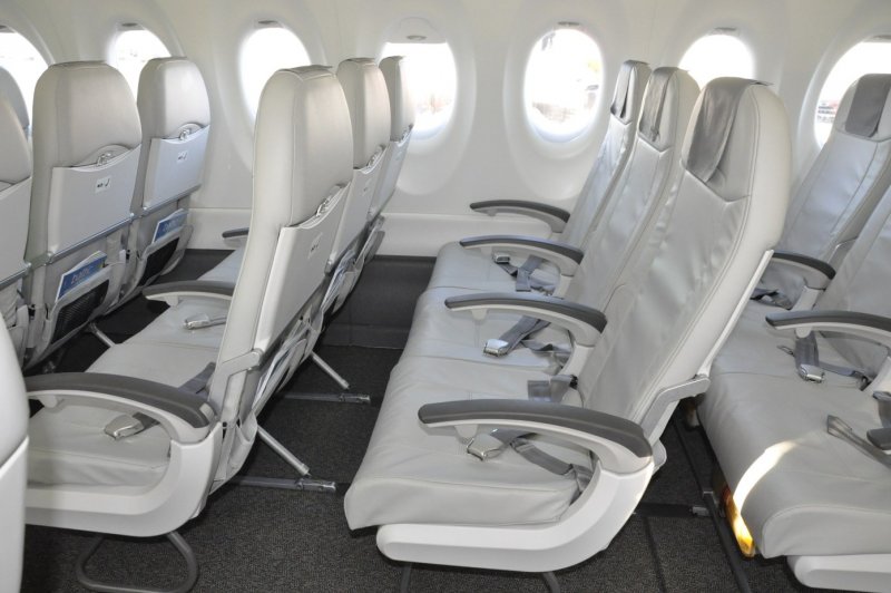 Бомбардир cs300 салон самолета