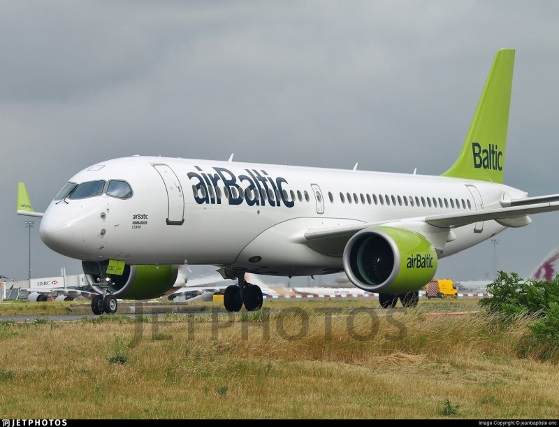 Самолет AIRBALTIC взлетает аэропорт