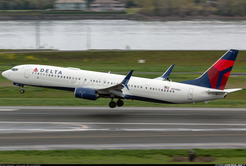 Boeing 737-900 салон