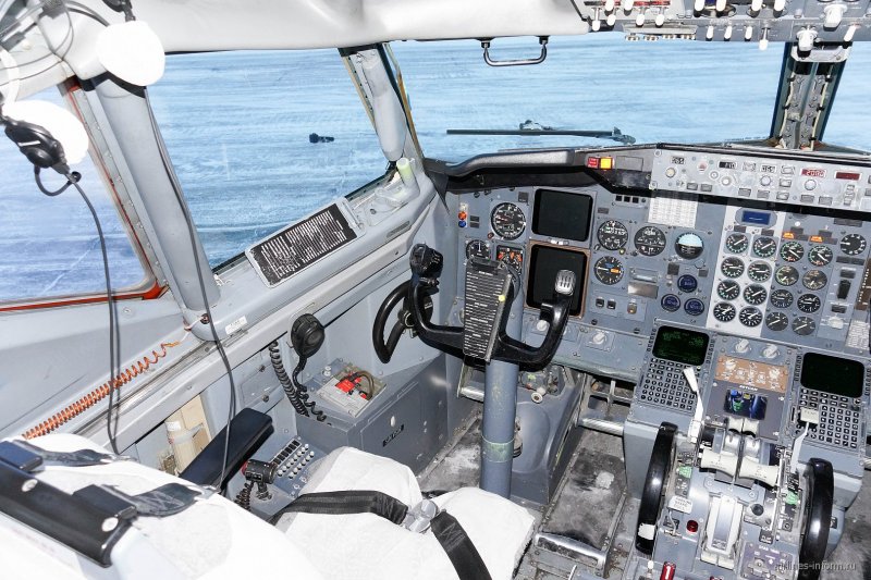 Боинг 737 ЮТЭЙР кабина
