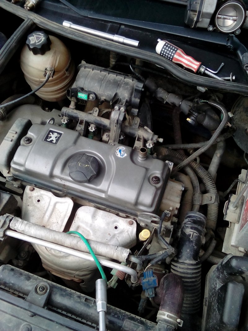 Peugeot 206 1.4 под капотом