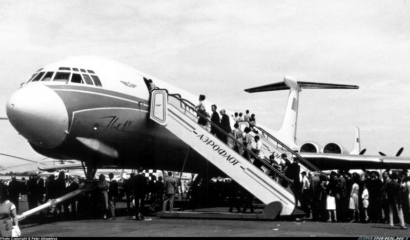 1963 Состоялся первый полет самолета ил-62 в СССР