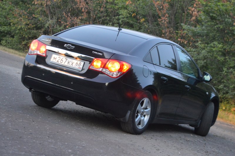 Chevrolet Cruze 1.6 сзади