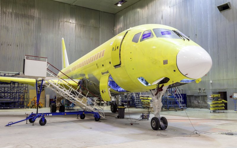 Самолет Sukhoi Superjet 100