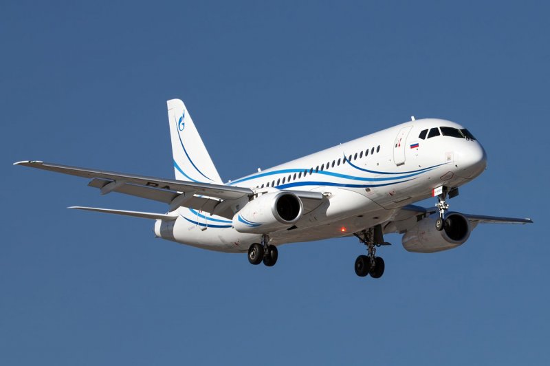 Sukhoi Superjet 100 фото
