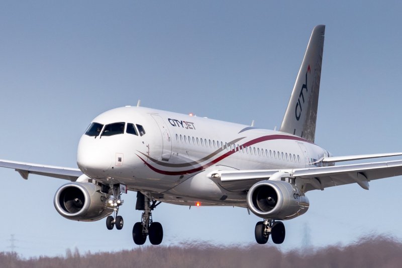 Super Jet SJ-100 самолет