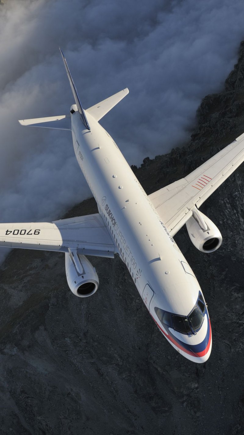 SSJ-100 самолет