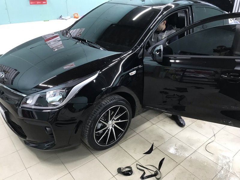 Киа Рио 2019 черная тонированная
