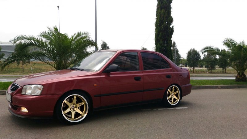 Hyundai Accent красный диски
