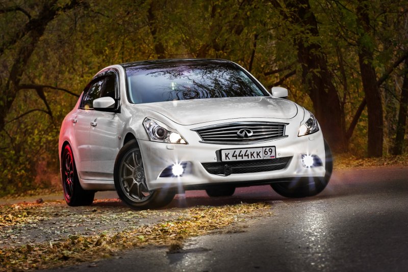 Infiniti g25 White