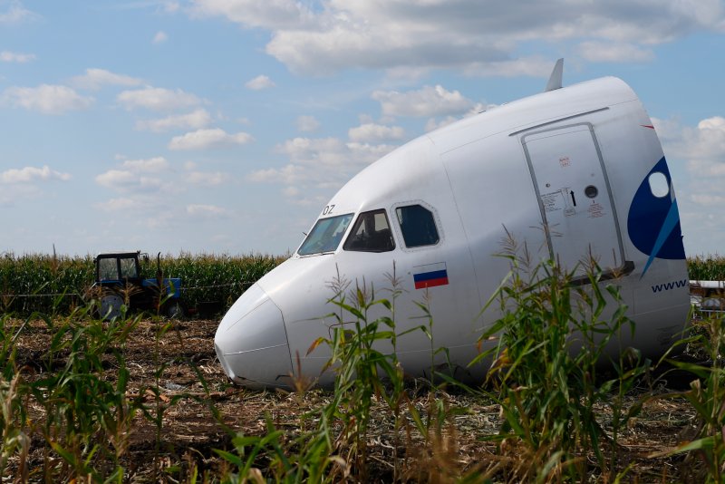 Самолет а321 посадка на кукурузное поле